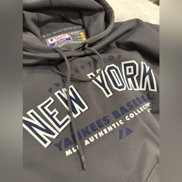 New York Yankees Gray Pullover Hoodie Majestic MLB Size M Therma Base - Picture 3 of 5